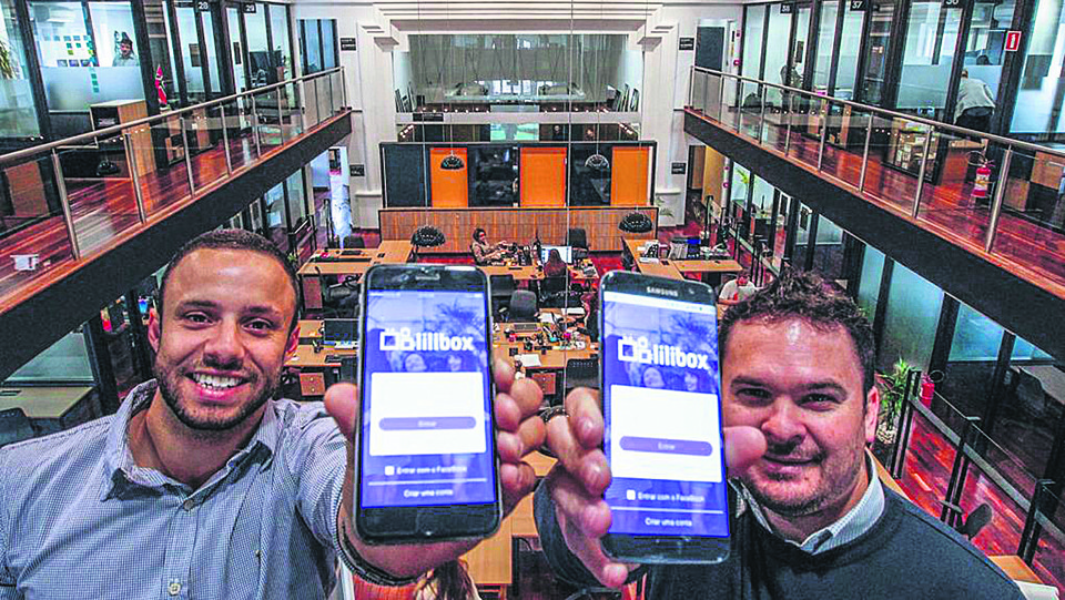 Com aplicativo que reúne revendedoras, startup curitibana quer ser o “Uber dos cosméticos” Os sócios Rafael Luciano e Guilherme Pallaoro da Lilibox: startup quer facilitar a vida de revendedoras e consumidores | Jonathan Campos/Gazeta do Povo