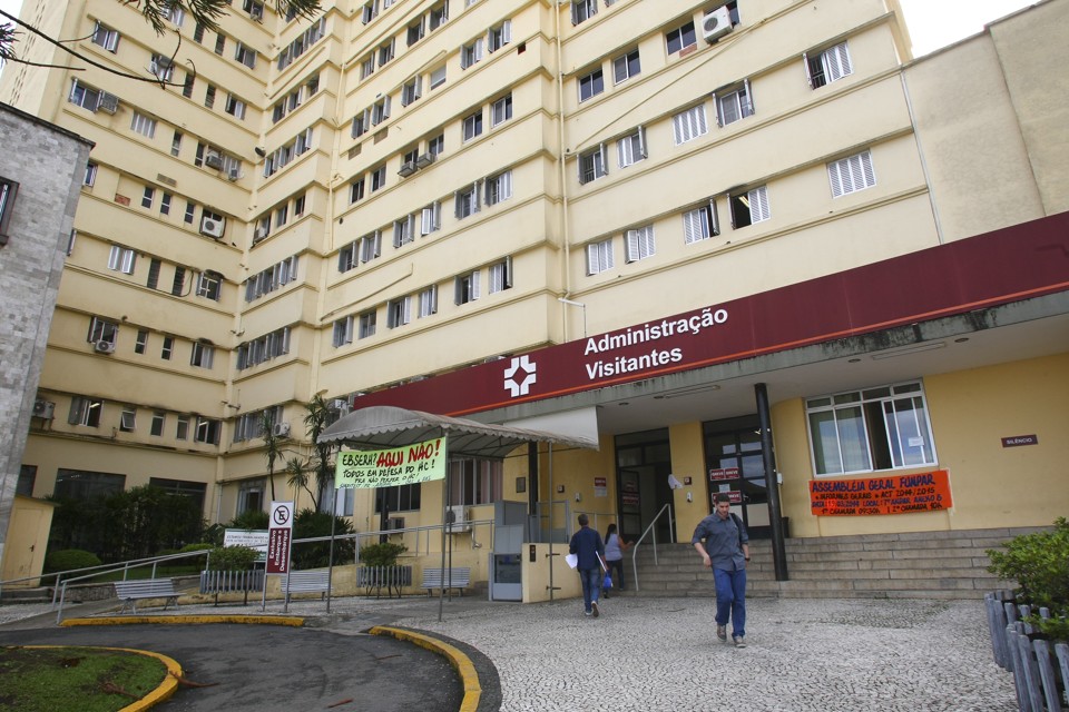 Servidores da UFPR e do Hospital de Clínicas aprovam paralisação de três dias Servidores da UFPR e do Hospital de Clínicas aprovam paralisação de três dias
