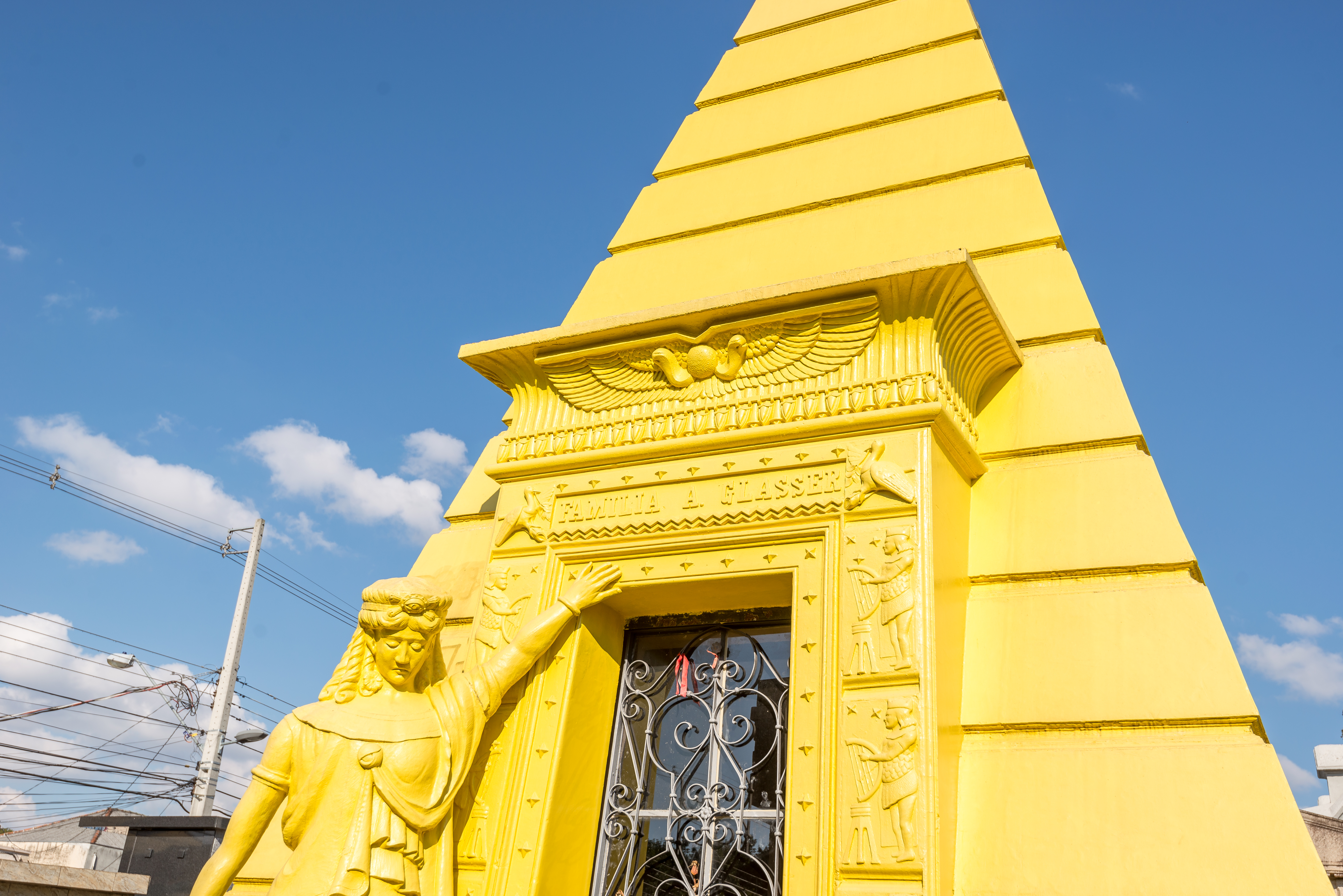Túmulo em forma de pirâmide do Cemitério Municipal São Francisco de Paula | Fernando Zequinão/Gazeta do Povo