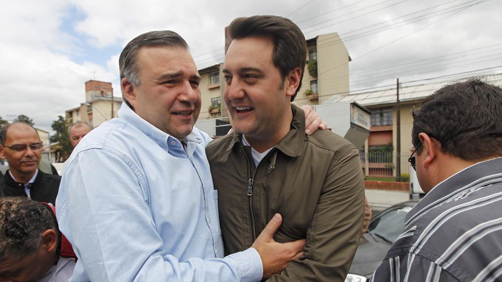 Leprevost (à esq.) abraça o aliado Ratinho Jr. | Antônio More/Gazeta do Povo