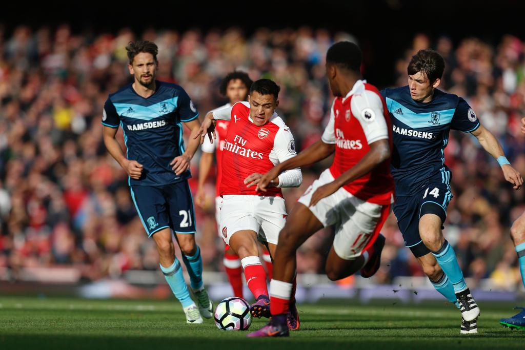 Alexis Sanchez carrega a bola em ataque do Arsenal | IAN KINGTON/AFP