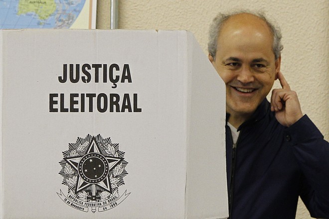 O prefeito Gustavo Fruet votou na UniCuritiba, às 10h desde domingo (30). Mesmo sem declarar apoio a nenhum dos candidatos que disputam o 2.° turno, ele afirmou que não votou nulo. | Jonathan Campos/Gazeta do Povo