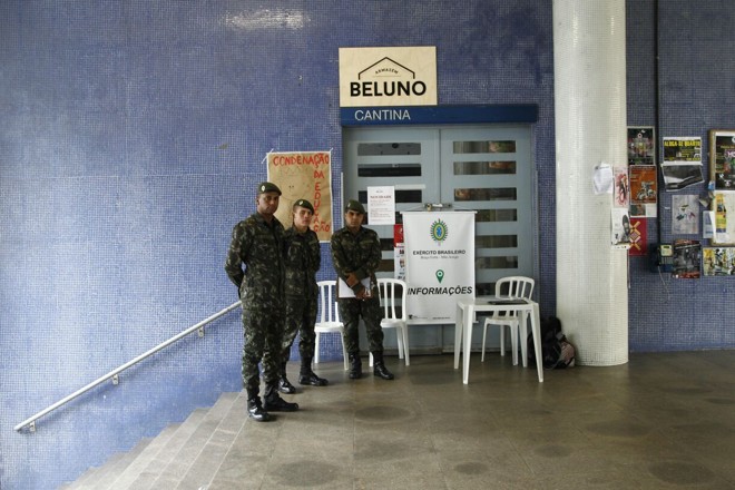 Exército ajuda TRE a orientar trocas nos locais de votação neste domingo (30) | Jonathan Campos/Gazeta do Povo