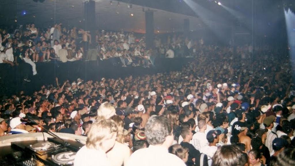 O Estúdio 1250 fervendo numa noite dos anos 1990. | Josafa Liberal /