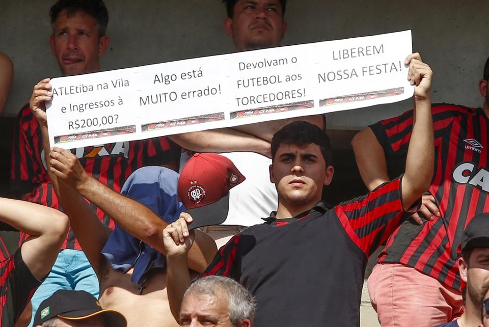 Torcedor protesta contra dirigentes do Atlético. | Hugo Harada/Gazeta do Povo