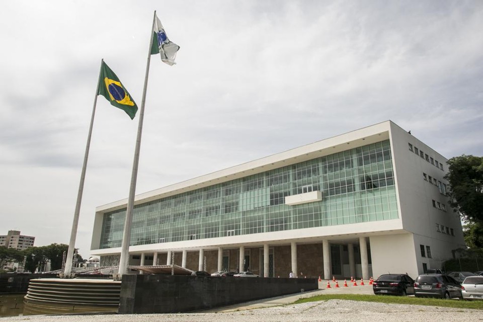 Governo do PR diz que retira emenda adiando reajuste se greve acabar | Marcelo Andrade/Gazeta do Povo