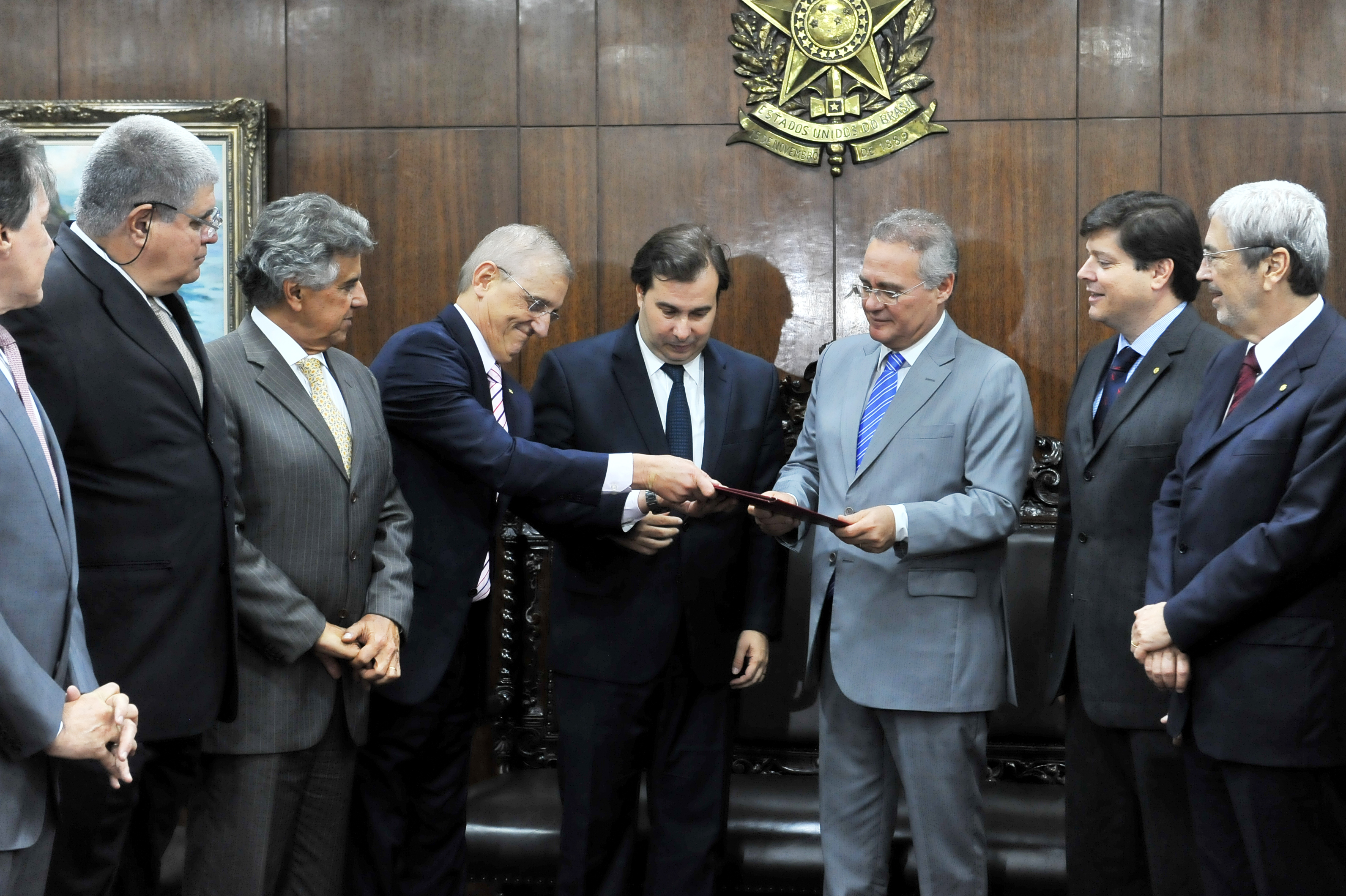 Renan (de termo claro) recebe a PEC de Maia (à sua esquerda) | J.Batista/Câmara dos Deputados