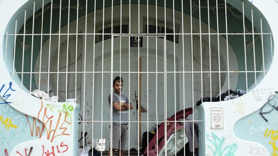 David Jesus, no terraço que lhe serve de casa | Henry Milleo/Gazeta do Povo