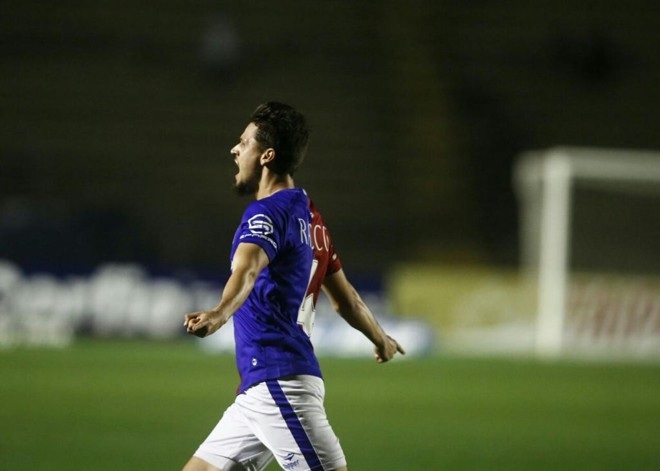 Alisson abriu o placar na Vila Capanema. | Marcelo AndradeGazeta do Povo