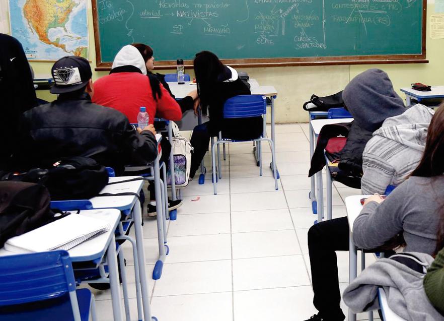 Turma de ensino médio noturno, em Curitiba: alunos acreditam que a carga horária maior deveria ser adotada nos anos finais do ensino fundamental | Pedro Serapio/Gazeta do Povo