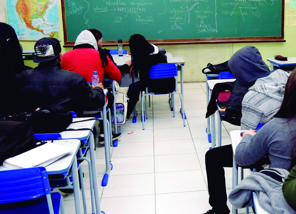 Turma de ensino médio noturno, em Curitiba: alunos acreditam que a carga horária maior deveria ser adotada nos anos finais do ensino fundamental | Pedro Serapio/Gazeta do Povo
