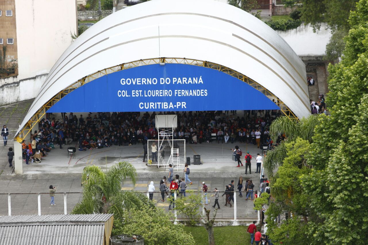 Alunos chegam para o debate | Henry Milléo/Gazeta do Povo