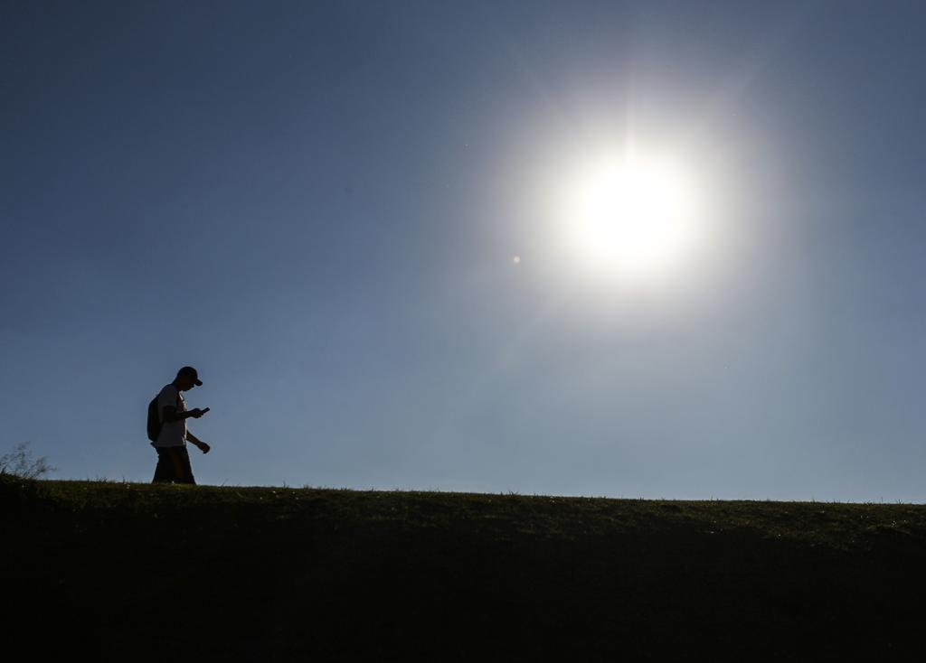 Exposição moderada ao sol é uma das dicas para ter sono tranquilo durante o horário de verão | Daniel Castellano/Gazeta do Povo