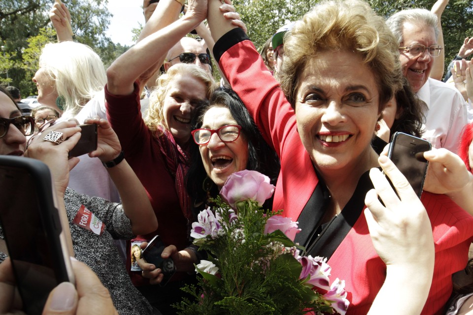 Dilma chegou na companhia do ex-ministro Miguel Rossetto (PT) e do candidato do Partido dos Trabalhadores à prefeitura de Porto Alegre, Raul Pont. | ITAMAR AGUIAR/ESTADÃO CONTEÚDO
