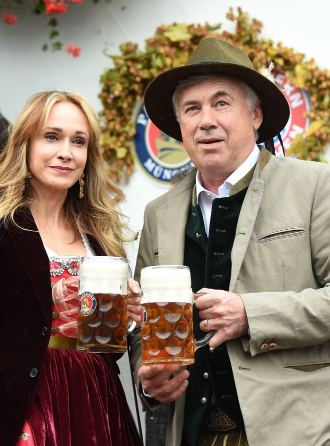 Técnico Carlo Ancelotti, em seu primeiro ano comandando o Bayern, não poderia perder as comemorações | CHRISTOF STACHE/AFP