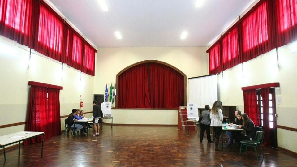 Locais de votação nas capitais ficaram mais vazias do que o normal. | Daniel Castellano/Gazeta do Povo