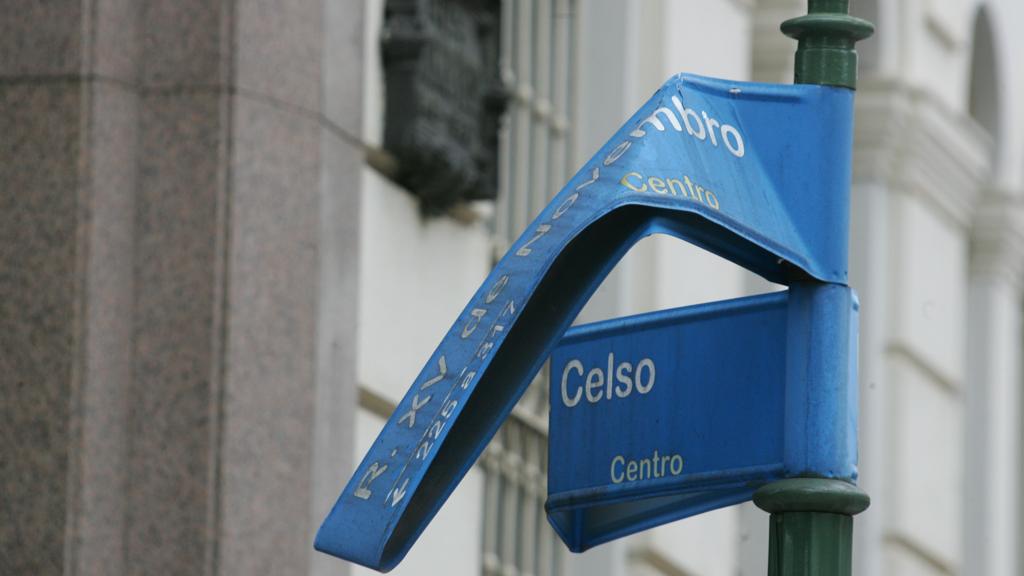 Novo concorrência tenta, pela segunda vez, contratar empresa para fazer a manutenção das placas da cidade | Daniel Castellano/ Gazeta do Povo