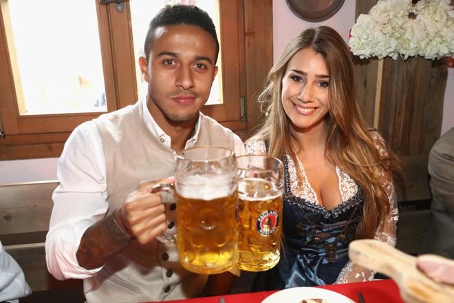 Thiago Alcântara brinda com seu par na festa do chopp | ALEXANDER HASSENSTEIN/AFP
