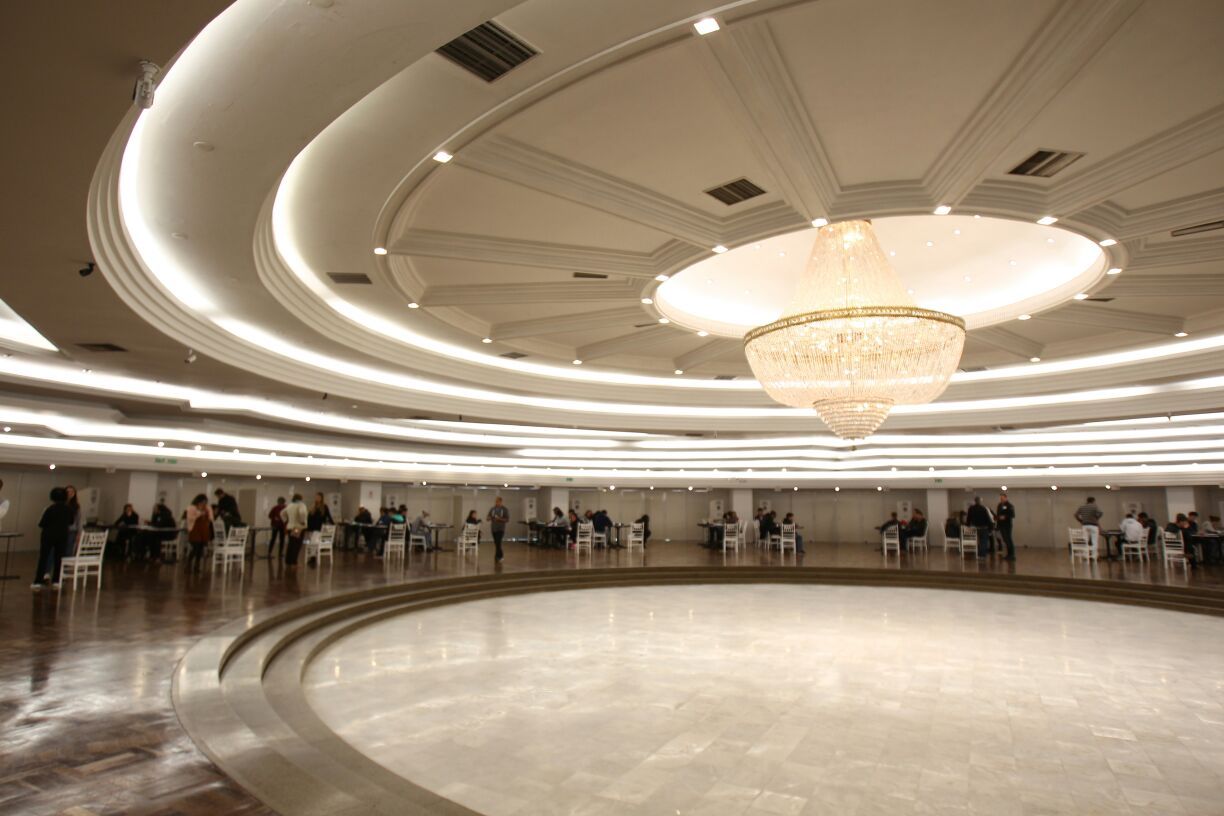 Votação em “grande estilo” no salão de festas do Clube Curitibano, em Curitiba | Daniel Castellano/Gazeta do Povo
