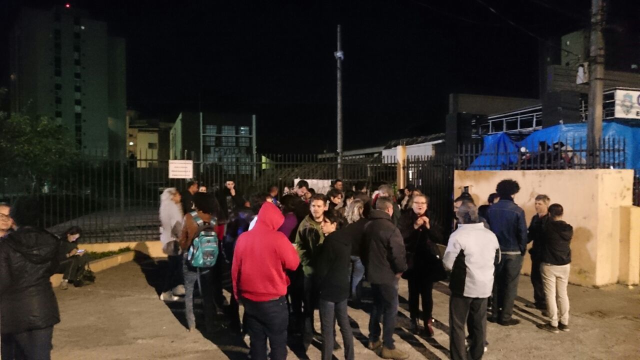 Pais, professores e alunos em vigília no Pedro Macedo. Eles temiam o retorno de integrantes do MBL | Fabiano Klostermann/Gazeta do Povo