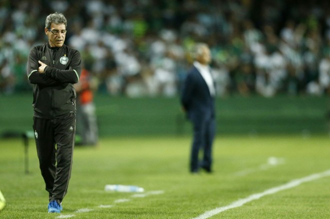 Técnico do Coxa, Paulo César Carpegiani, surpreendeu ao começar o jogo com o volante Edinho em campo. | Hugo Harada/Gazeta do Povo