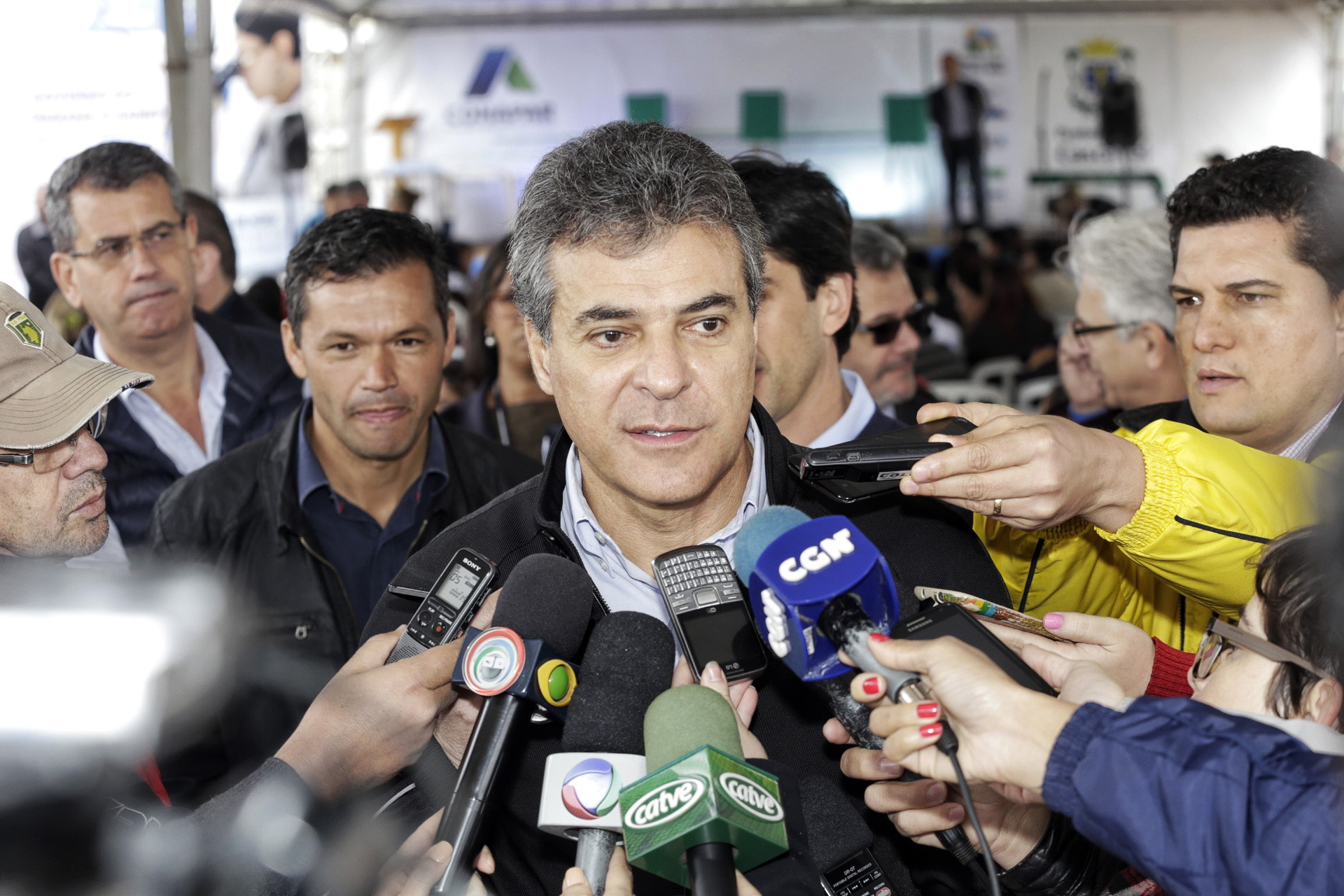 Richa fala com a imprensa durante a entrega das moradias em Cascavel | Arnaldo Alves/ANPr