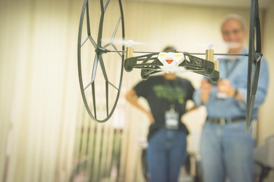 Participante aprende a pilotar drone na edição do Rio de Janeiro da Roadsec, realizada no início de outubro | Divulgação/Roadsec