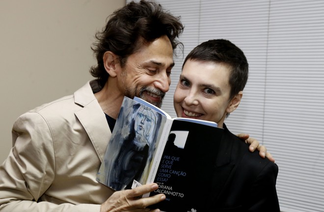 O trabalho é duplamente autoral: Eucanaã Ferraz é o organizador das letras de Adriana Calcanhotto. No livro, 18 das 91 composições autorais são inéditas | Pedro Serapio/Gazeta do Povo