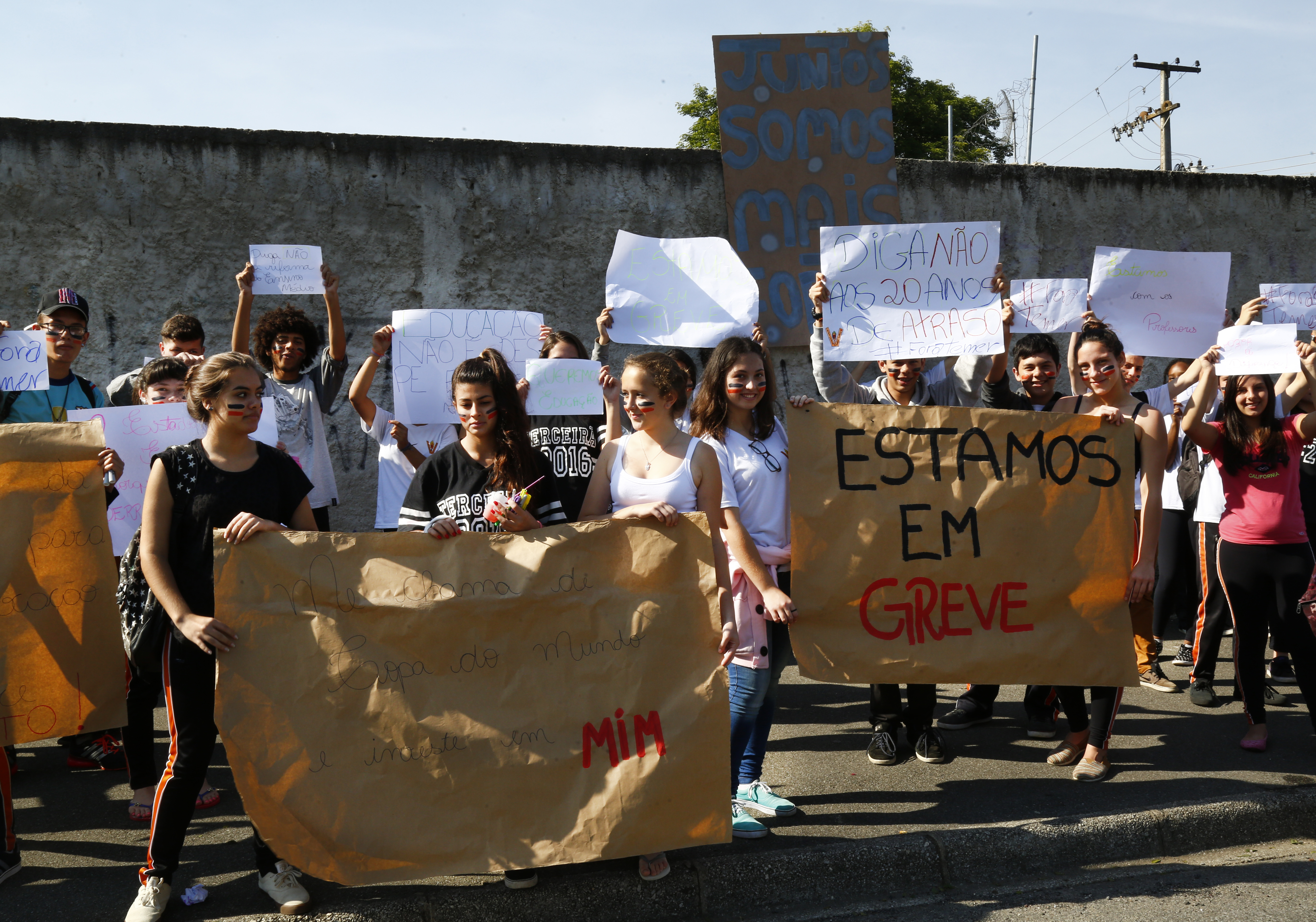 Alunos do Colégio Estadual Ângelo Volpato, em Santa Felicidade, em Curitiba, prestaram apoio aos professores grevistas. | Aniele Nascimento/Gazeta do Povo