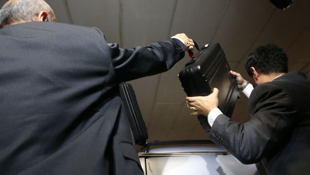 Agentes da Polícia Federal (PF) recolheram 12 volumes entre maletas de equipamentos e malotes do Senado | José Cruz/Agência Brasil