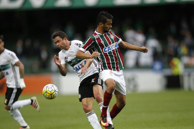 Juan disputa lance no meio-campo | Jonathan Campos /Gazeta do Povo