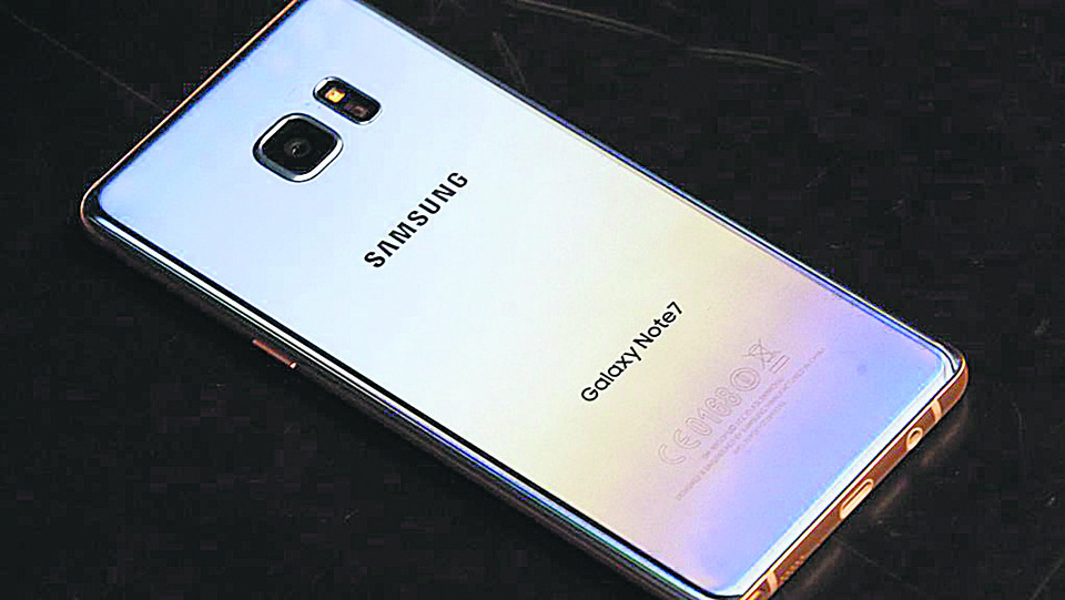 Quem ganha com a crise da Samsung Mesmo após recall, Samsung teve que enfrentar novos casos de celulares com baterias que pegaram fogo | GEORGE FREY/AFP