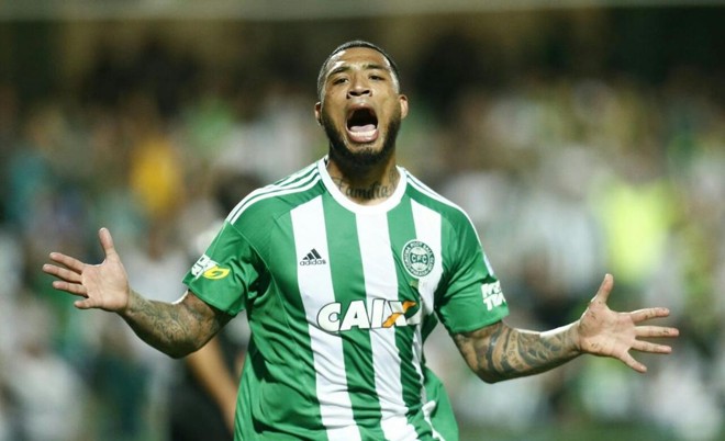 Kazim lamenta o gol anulado no segundo tempo. | Gazeta do Povo
