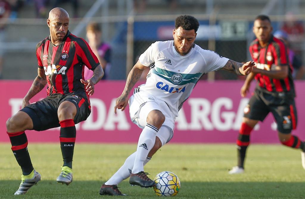 Kazim protege a bola de Thiago Heleno no Atletiba. | Hugo Harada/Gazeta do Povo