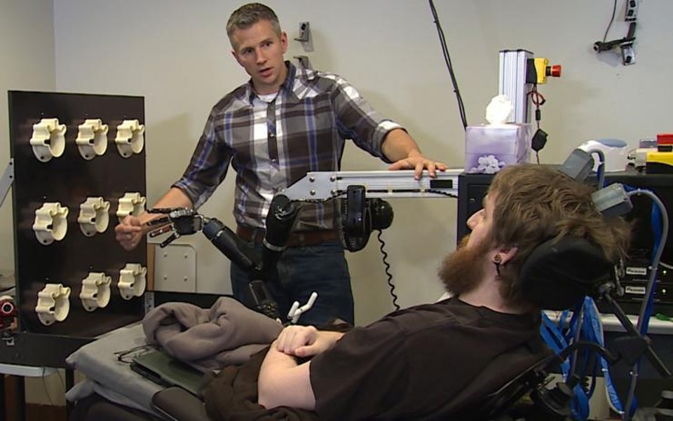 Implante cerebral permite que tetraplégico experimente a sensação de toque | UPMC/Pitt Health Sciences/
