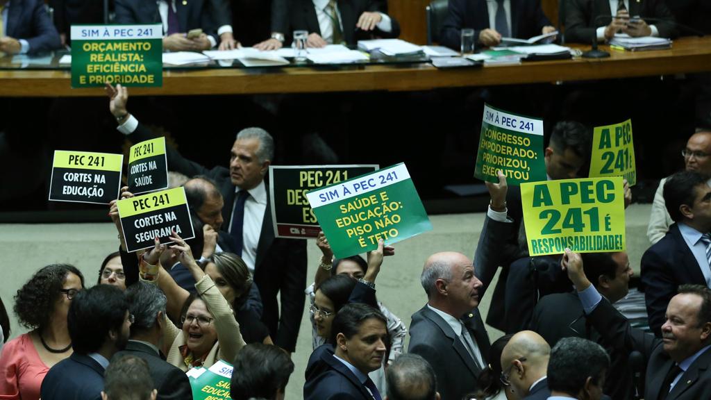 Guerra de cartazes de governistas e oposicionistas no Plenário da Câmara | Fabio Rodrigues Pozzebom/Agência Brasil