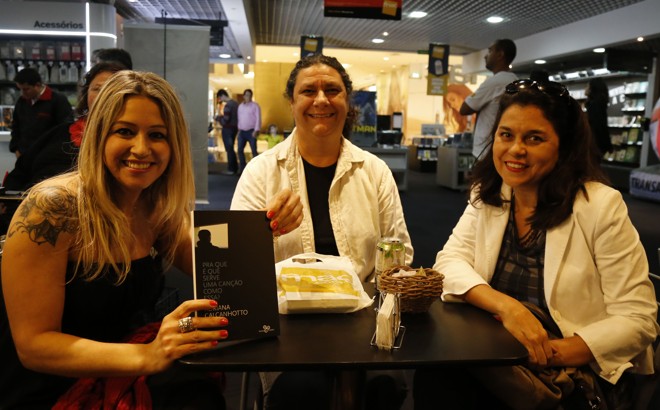 Fãs da cantora se reuniram cerca de duas horas antes para garantirem os autografados. Ângela Paul a (direita) foi a primeira a ter o livro assinado. Junto a ela, Rosana Fabri (centro) e Sandra Carvalho (esquerda) aguardavam ansiosas pelo contato com a artista | Pedro Serapio/Gazeta do Povo