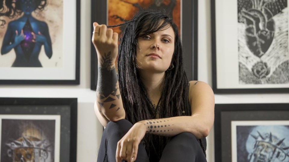 Yanina Viland veio da Ucrânia para rabiscar pessoas em Curitiba. | Hugo Harada/Gazeta do Povo