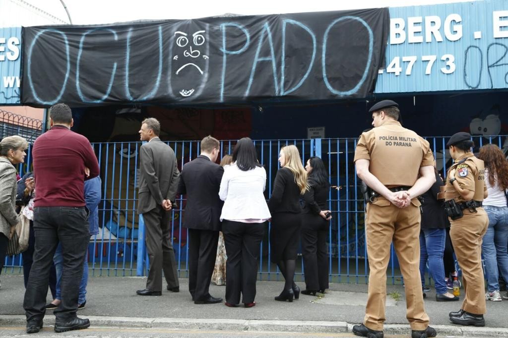 Prazo do MEC  para desocupação  é nesta segunda-feira (31). Em  Curitiba,  liberação começou pela manhã.