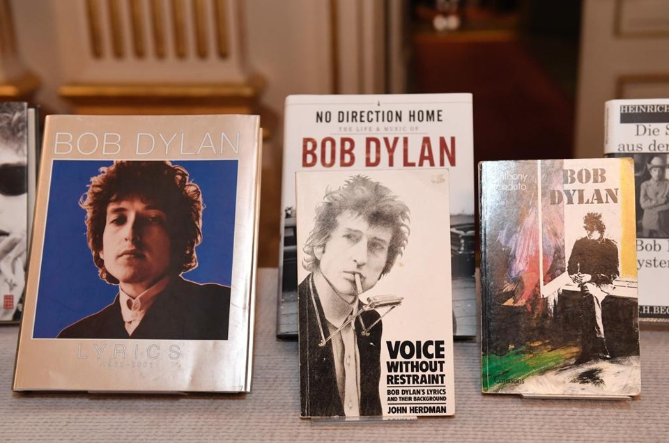 Bob Dylan leva o Nobel de Literatura 2016 | JONATHAN NACKSTRAND/AFP