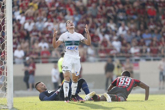 Raphael veiga lamenta bom lance do ataque coxa. Bola ficou nas mãos do arqueiro rubro-negro | Hugo Harada/Gazeta do Povo