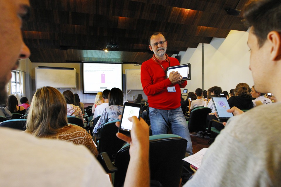 Professor Otto Henrique Martins da Silva, em aulão na PUC: uso de tecnologia para incentivar engajamento dos alunos | Antônio More/Gazeta do Povo