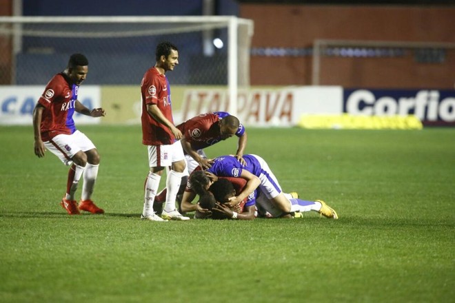 Gols no primeiro tempo foram fundamentais para a vitória. | Marcelo Andrade/Gazeta do Povo