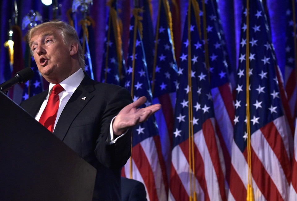 Com promessas de campanha voltadas ao protecionismo, Donald Trump surpreendeu pesquisas e faturou a eleição norte-americana. | MANDEL NGAN/AFP