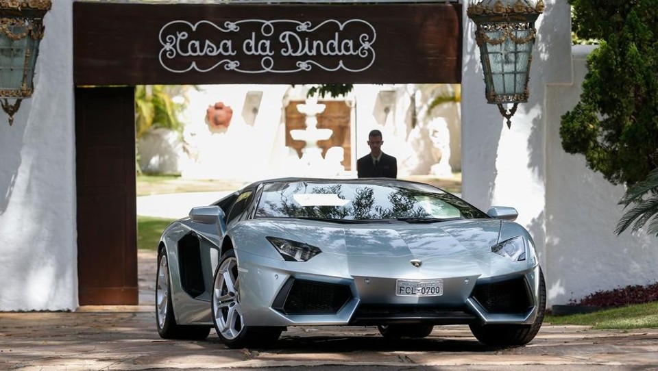 Lamborghini prata é retirada pela PF da Casa da Dinda: Collor é apaixonado por carros | Pedro Ladeira/Folhapress/Arquivo