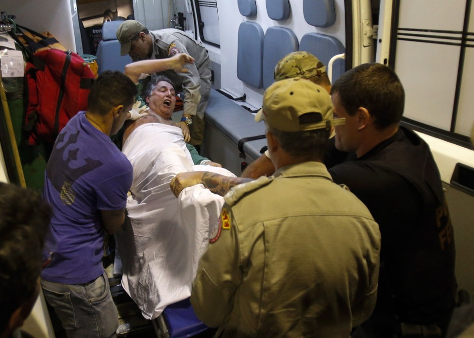 Garotinho se “rebela” a entrar na ambulância que o levaria para a penitenciária; chegou a chutar um funcionário. | Alexandre Cassiano/Agência O Globo