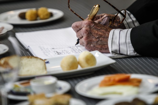 Caneta tinteiro para escrever a ata da reunião. | Jonathan Campos/Gazeta do Povo