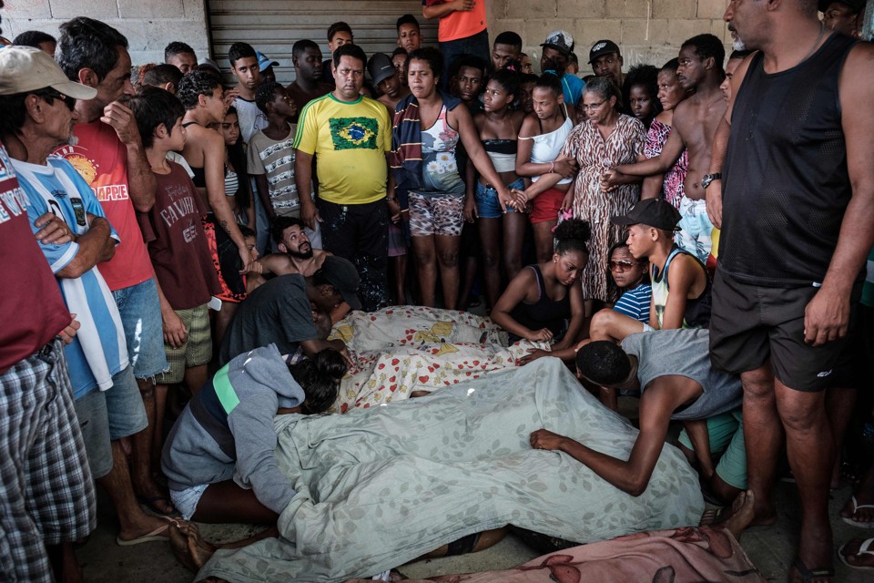 Os mortos estavam sem objetos pessoais ou armas e alguns deles estavam sem roupas | Yasuyoshi Chiba/AFP