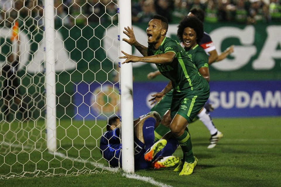 Jogadores da Chapecoense comemoram o gol que acabou anulado pela arbitragem. Não fez falta. | MARCIO CUNHA/ESTADÃO CONTEÚDO