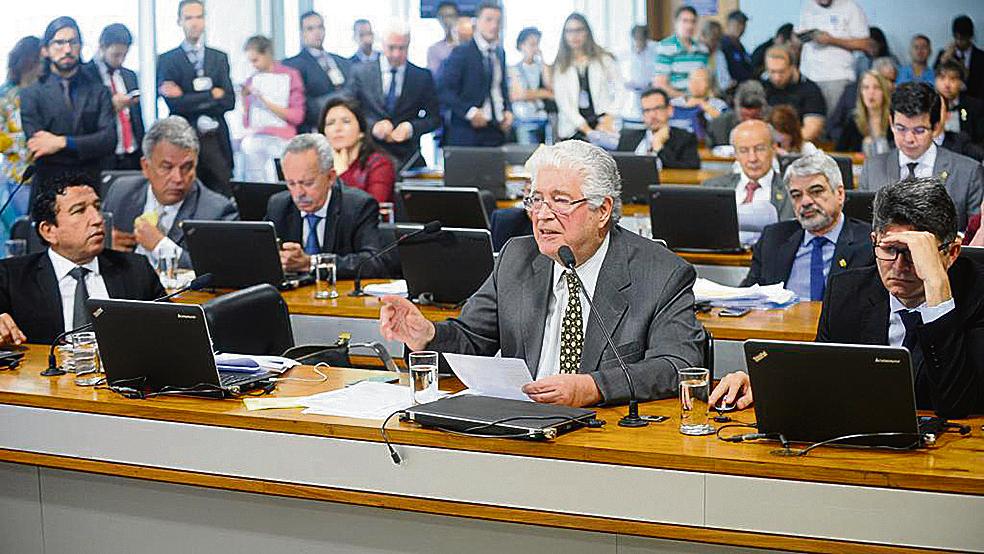 Requião (ao microfone) discursa durante a sessão da CCJ | Marcos Oliveira/Agência Senado